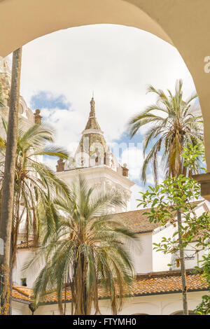 Blick auf den Innenhof niedrigen Winkel von einem der Türme der alten San Francisco katholische Kirche befindet sich in Quito Stockfoto