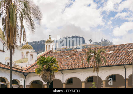 Blick auf den Innenhof niedrigen Winkel von Türmen und architektonischen Details im Innenraum der Kirche San Francisco in der Altstadt von Quito Stockfoto