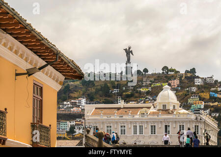 QUITO, ECUADOR, Oktober - 2015 - niedrige Winkel Blick auf Gebäude im klassischen Kolonialstil und dem berühmten Panecillo Hügel im Hintergrund ein Stockfoto