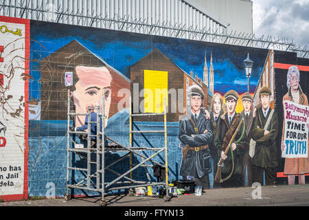 Neue Zeit Linie Wandbild der Osteraufstand Ereignisse gemalt an internationalen Wand unterwegs fällt, Belfast. Stockfoto