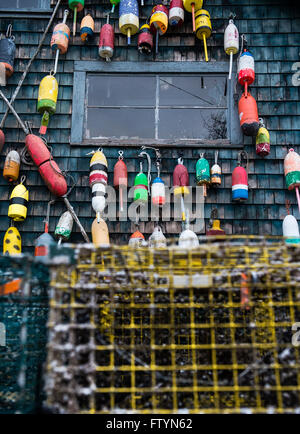 Bunte Bojen eine rustikale Küsten shack, Bernard, Mount Desert Island, Maine, USA schmücken Stockfoto