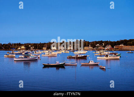 Charmantes Fischerdorf in der Dämmerung, Bass Harbor, Maine, USA Stockfoto