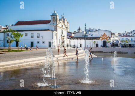 Portugal, Algarve, Lagos, Brunnen an Infante Dom Henrique Square mit Ansicht der Kirche von Santa Maria Stockfoto