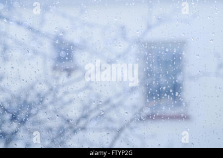 Regentropfen am Fenster Regenwetter Stockfoto