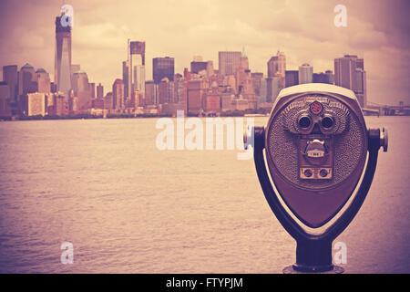 Münz-Fernglas mit Lower Manhattan auf dem Hintergrund (New York City). Nashville-Effekt Bild. Stockfoto