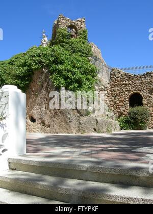 Alte Kirche Glockenturm mit Jesus-Statue in Mijas Dorf Spanien, Costa Del Sol Stockfoto