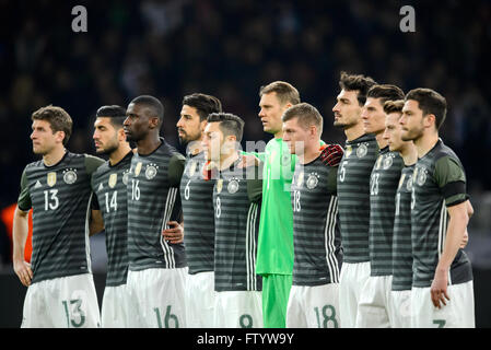 Berlin, Deutschland. 26. März 2016. (L-R) Deutschlands Thomas Mueller, Emre Can, Antonio Ruediger, Sami Khedira, Mesut Oezil, Torwart Manuel Neuer, Toni Kroos, Mats Hummels, Mario Gomez, Marco Reus und Jonas Hector vor freundlich Fußball zwischen Deutschland und England im Olympiastadion in Berlin, Deutschland, 26. März 2016 übereinstimmen. Foto: THOMAS EISENHUTH/Dpa - NO-Draht-SERVICE-/ Dpa/Alamy Live News Stockfoto