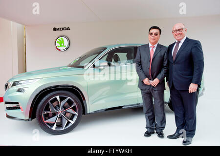 Prag, Tschechische Republik. 30. März 2016. Tschechische Autohersteller Skoda Auto CEO Bernhard Maier (rechts) und SAIC Motor Corporation CEO Chen Zhixin (links) unterzeichnet ein Memorandum zwischen SAIC Motor Volkswagen und Skoda Auto im Zofin Forum in Prag, Tschechische Republik, am Mittwoch, 30. März 2016. © Vit Simanek/CTK Foto/Alamy Live-Nachrichten Stockfoto