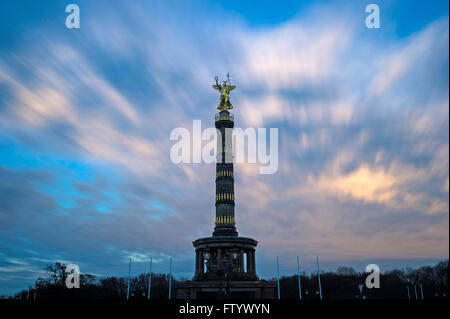 Berlin, Deutschland. 29. März 2016. Eine Langzeitbelichtung Aufnahme zeigt bunte Wolken über die Siegessäule in den frühen Abendstunden in Berlin, Deutschland, 29. März 2016. Foto: PAUL ZINKEN/Dpa/Alamy Live News Stockfoto