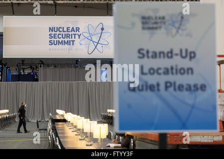 (160330)--WASHINGTON D.C., März 30 (Xinhua)--A Mann Wanderungen innerhalb der International Media Center bei der Walter E. Washington Convention Center, in Washington, DC, USA, 30. März 2016. Nuclear Security Summit 2016 wird hier vom 31. März bis April 1 stattfinden. (Xinhua/Li Muzi) Stockfoto