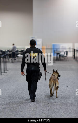 (160330)--WASHINGTON D.C., März 30 (Xinhua)--A Secret Service Polizist patrouilliert innen International Media Center bei der Walter E. Washington Convention Center, in Washington, DC, USA, 30. März 2016. Nuclear Security Summit 2016 wird hier vom 31. März bis April 1 stattfinden. (Xinhua/Li Muzi) Stockfoto