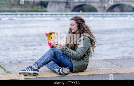 Turin, Italien. 30. März 2016. Ein Fan von Anna Todd liest das Buch "Vor". © Nicolò Campo/Pacific Press/Alamy Live-Nachrichten Stockfoto
