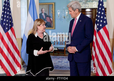 Mittwoch, 30. März 2016, Washington, DC USA: Staatssekretär John Kerry begrüßt argentinische Außenminister Susana Malcorra dem State Department zu diskutieren über Ökonomie, Klimawandel, Energie, und der Handel zwischen den zwei Nationen. Bildnachweis: B Christopher/Alamy Live-Nachrichten Stockfoto