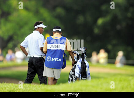 Chaska, MN, Vereinigte Staaten von Amerika. 13. August 2009. Thongchai Jaidee spricht mit seinem Caddie in der ersten Runde der 2009 PGA Championship im Hazeltine National Golf Club am 13. August 2009 in Chaska, MN. ZUMA Press/Scott A. Miller © Scott A. Miller/ZUMA Draht/Alamy Live-Nachrichten Stockfoto