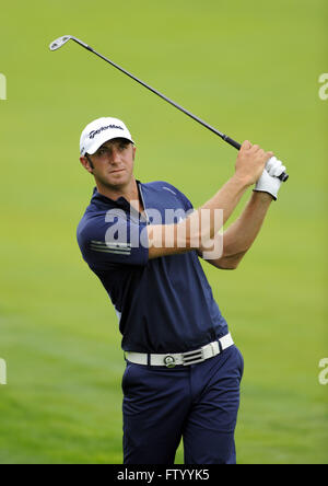 Chaska, MN, Vereinigte Staaten von Amerika. 13. August 2009. Dustin Johnson (USA) trifft seinen zweiten Schlag am 7. Loch in der ersten Runde der 2009 PGA Championship im Hazeltine National Golf Club am 13. August 2009 in Chaska, MN. ZUMA Press/Scott A. Miller © Scott A. Miller/ZUMA Draht/Alamy Live-Nachrichten Stockfoto