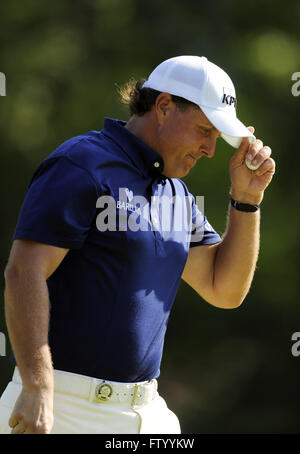 Chaska, MN, Vereinigte Staaten von Amerika. 14. August 2009. Phil Mickelson (USA) Tipps Mütze nach ein Par Putt am 13. Loch in der zweiten Runde der 2009 PGA Championship im Hazeltine National Golf Club am 14. August 2009 in Chaska, MN. ZUMA Press/Scott A. Miller © Scott A. Miller/ZUMA Draht/Alamy Live-Nachrichten Stockfoto