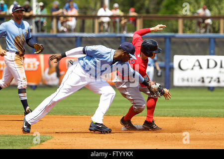 Port Charlotte, Florida, USA. 30. März 2016. WILL VRAGOVIC | Times.Boston Red Sox zweiter Basisspieler Brock Holt (12) stiehlt zweites Standbein im vierten Inning des Spiels zwischen den Tampa Bay Rays und den Boston Red Sox in Charlotte Sportpark in Port Charlotte, Florida am Mittwoch, 30. März 2016. Die Tampa Bay Rays schlagen die Boston Red Sox 4-3. © Willen Vragovic/Tampa Bay Times / ZUMA Draht/Alamy Live News Stockfoto