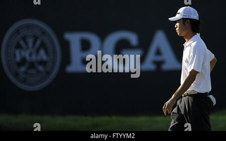 Chaska, MN, Vereinigte Staaten von Amerika. 14. August 2009. Kevin Na (USA) geht aus dem ersten grünen in der zweiten Runde der 2009 PGA Championship im Hazeltine National Golf Club am 14. August 2009 in Chaska, MN. ZUMA Press/Scott A. Miller © Scott A. Miller/ZUMA Draht/Alamy Live-Nachrichten Stockfoto