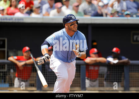 Port Charlotte, Florida, USA. 30. März 2016. WILL VRAGOVIC | Times.Tampa Bay Strahlen erster Basisspieler Steve Pearce (28) fliegt heraus im vierten Inning des Spiels zwischen den Tampa Bay Rays und die Boston Red Sox in Charlotte Sportpark in Port Charlotte, Florida Mittwoch, 30. März 2016. Die Tampa Bay Rays schlagen die Boston Red Sox 4-3. © Willen Vragovic/Tampa Bay Times / ZUMA Draht/Alamy Live News Stockfoto