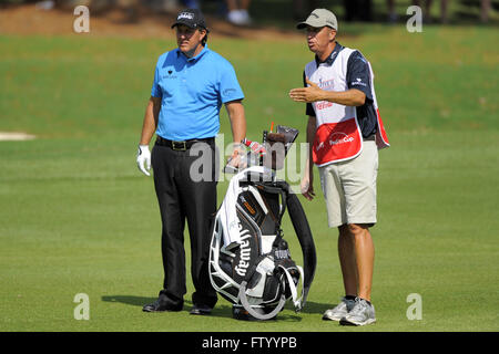 Decatur, Georgia, Vereinigte Staaten von Amerika. 27. Sep, 2009. Phil Mickelson (USA) und seinem Caddy am siebten Loch in der letzten Runde der PGA Tour Championship die Abschlussveranstaltung des FedEx Cup 2009 im East Lake Golf Club am 27. September 2009 in Decatur, Georgia ZUMA Press/Scott A. Miller © Scott A. Miller/ZUMA Draht/Alamy Live News Stockfoto