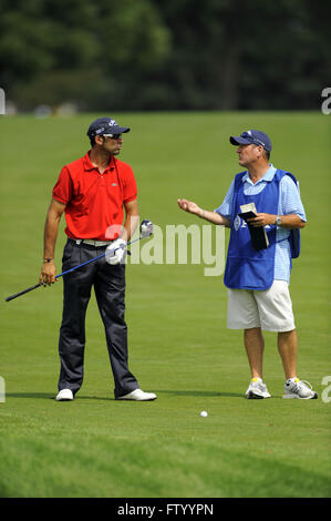 Chaska, MN, Vereinigte Staaten von Amerika. 13. August 2009. Alvaro Quiros (ESP) spricht mit seinem Caddie beim dritten Loch in der ersten Runde der 2009 PGA Championship im Hazeltine National Golf Club am 13. August 2009 in Chaska, MN. ZUMA Press/Scott A. Miller © Scott A. Miller/ZUMA Draht/Alamy Live-Nachrichten Stockfoto