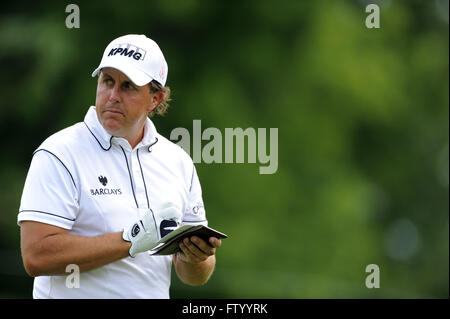 Chaska, MN, Vereinigte Staaten von Amerika. 13. August 2009. Phil Mickelson (USA) geht zum 12. Abschlag in der ersten Runde der 2009 PGA Championship im Hazeltine National Golf Club am 13. August 2009 in Chaska, MN. ZUMA Press/Scott A. Miller © Scott A. Miller/ZUMA Draht/Alamy Live-Nachrichten Stockfoto