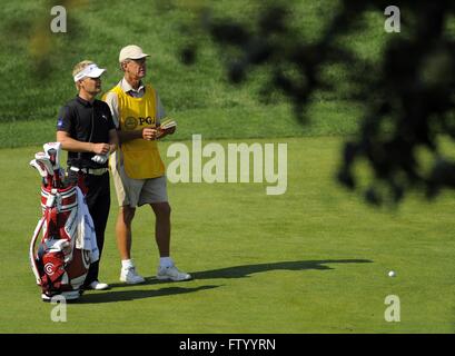 Chaska, MN, Vereinigte Staaten von Amerika. 14. August 2009. Soren Kjeldsen (DEN) reiht sich ein Putt mit seinem Caddie in der zweiten Runde der 2009 PGA Championship im Hazeltine National Golf Club am 14. August 2009 in Chaska, MN. ZUMA Press/Scott A. Miller © Scott A. Miller/ZUMA Draht/Alamy Live-Nachrichten Stockfoto