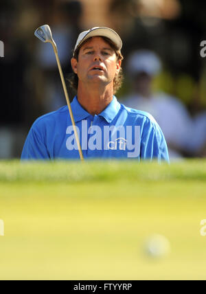 Chaska, MN, Vereinigte Staaten von Amerika. 14. August 2009. Paul Azinger (USA)-chips auf dem 13. Grün in der zweiten Runde der 2009 PGA Championship im Hazeltine National Golf Club auf 14. August 2009 in Chaska, MN. ZUMA Press/Scott A. Miller © Scott A. Miller/ZUMA Draht/Alamy Live-Nachrichten Stockfoto