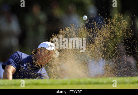 Chaska, MN, Vereinigte Staaten von Amerika. 14. August 2009. Phil Mickelson (USA) Treffer aus einem Grünbunker am 13. Loch in der zweiten Runde der 2009 PGA Championship Hazeltine National Golf Club am 14. August 2009 in Chaska, MN. ZUMA Press/Scott A. Miller © Scott A. Miller/ZUMA Draht/Alamy Live-Nachrichten Stockfoto