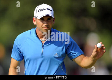 Chaska, MN, Vereinigte Staaten von Amerika. 14. August 2009. Sergio Garcia (ESP) Wellen nach einem gemachten Putt auf dem 11. Loch in der zweiten Runde der 2009 PGA Championship im Hazeltine National Golf Club am 14. August 2009 in Chaska, MN. ZUMA Press/Scott A. Miller © Scott A. Miller/ZUMA Draht/Alamy Live-Nachrichten Stockfoto