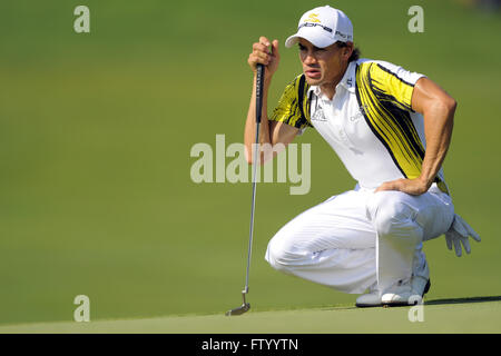 Chaska, MN, Vereinigte Staaten von Amerika. 14. August 2009. Camilo Villegas (COL) reiht sich ein Putt auf 11. green in der zweiten Runde der 2009 PGA Championship im Hazeltine National Golf Club am 14. August 2009 in Chaska, MN. ZUMA Press/Scott A. Miller © Scott A. Miller/ZUMA Draht/Alamy Live-Nachrichten Stockfoto