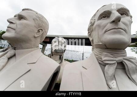 30. März 2016 werden - Houston, Texas, USA - Präsidenten Köpfe des Bildhauers David Adickes Adickes Sculpturworx Studio bis zu einem Zeitpunkt gespeichert, wenn ein dauerhaftes Zuhause für sie gefunden wird. (Bild Kredit: © Brian Cahn über ZUMA Draht) Stockfoto