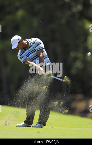Ponte Vedra Beach, Florida, Vereinigte Staaten von Amerika. 9. Mai 2009. Tiger Woods schlägt seinen zweiten Schlag am 10. Loch während der dritten Runde der Spieler am TPC Sawgrass am 9. Mai 2009 in Ponte Vedra Beach, Florida.ZUMA Presse/Scott A. Miller © Scott A. Miller/ZUMA Draht/Alamy Live News Stockfoto