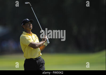 Ponte Vedra Beach, Florida, Vereinigte Staaten von Amerika. 8. Mai 2009. Tiger Woods schlägt seinen zweiten Schlag auf dem 12. Loch in der zweiten Runde der Spieler am TPC Sawgrass auf 8. Mai 2009 in Ponte Vedra Beach, Florida.ZUMA Presse/Scott A. Miller © Scott A. Miller/ZUMA Draht/Alamy Live News Stockfoto