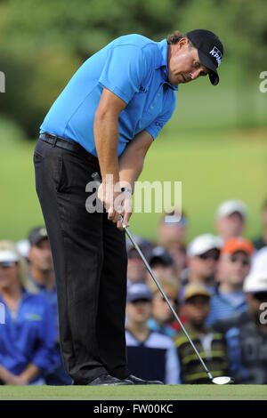 Decatur, Georgia, Vereinigte Staaten von Amerika. 27. Sep, 2009. Phil Mickelson (USA) setzt auf das siebte Loch in die letzte Runde der PGA Tour Championship die Abschlussveranstaltung des FedEx Cup 2009 im East Lake Golf Club am 27. September 2009 in Decatur, Georgia ZUMA Press/Scott A. Miller © Scott A. Miller/ZUMA Draht/Alamy Live News Stockfoto