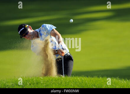13. August 2009 - Chaska, MN, USA - Rory Sabbatini (RSA) Treffer aus einem Bunker am 11. Loch in der ersten Runde der 2009 PGA Championship Hazeltine National Golf Club auf 13. August 2009 in Chaska, MN.  ZUMA Press/Scott A. Miller (Kredit-Bild: © Scott A. Miller über ZUMA Draht) Stockfoto