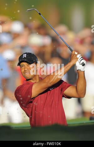 Decatur, Georgia, Vereinigte Staaten von Amerika. 27. Sep, 2009. Tiger Woods (USA) trifft aus dem Bunker auf dem 18. Loch in die letzte Runde der PGA Tour Championship die Abschlussveranstaltung des FedEx Cup 2009 im East Lake Golf Club am 27. September 2009 in Decatur, Georgia ZUMA Press/Scott A. Miller © Scott A. Miller/ZUMA Draht/Alamy Live News Stockfoto
