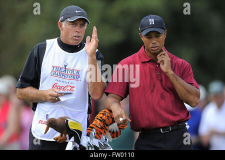 Decatur, Georgia, Vereinigte Staaten von Amerika. 27. Sep, 2009. Tiger Woods (USA) spricht mit seinem Caddie Steve Williams am zweiten Loch in die letzte Runde der PGA Tour Championship die Abschlussveranstaltung des FedEx Cup 2009 im East Lake Golf Club am 27. September 2009 in Decatur, Georgia ZUMA Press/Scott A. Miller © Scott A. Miller/ZUMA Draht/Alamy Live News Stockfoto