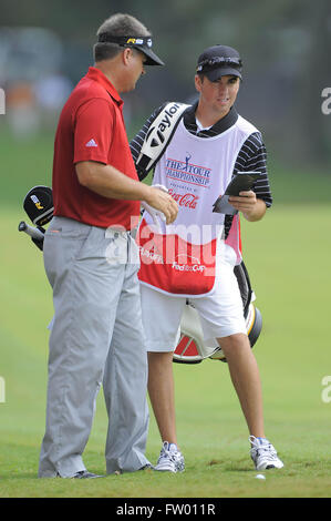 Decatur, Georgia, Vereinigte Staaten von Amerika. 26. September 2009. Kenny Perry (USA) und seinem Sohn und Caddie Justin Perry am 16. Loch während der dritten Runde der PGA Tour Championship im East Lake Golf Club am 26. September 2009 in Decatur, Georgia ZUMA Press/Scott A. Miller © Scott A. Miller/ZUMA Draht/Alamy Live News Stockfoto