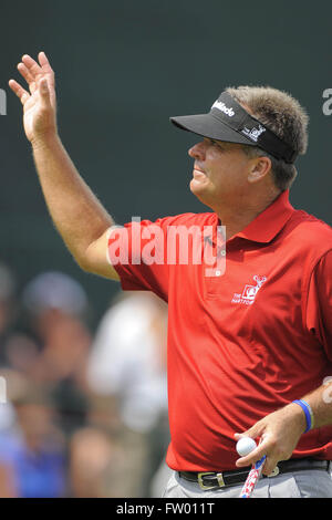 Decatur, Georgia, Vereinigte Staaten von Amerika. 26. September 2009. Kenny Perry (USA) Wellen in der Galerie auf das 18. Loch während der dritten Runde der PGA Tour Championship im East Lake Golf Club am 26. September 2009 in Decatur, Georgia ZUMA Press/Scott A. Miller © Scott A. Miller/ZUMA Draht/Alamy Live News Stockfoto