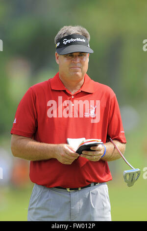 Decatur, Georgia, Vereinigte Staaten von Amerika. 26. September 2009. Kenny Perry (USA) am 14. Loch während der dritten Runde der PGA Tour Championship die Abschlussveranstaltung des FedEx Cup 2009 im East Lake Golf Club am 26. September 2009 in Decatur, Georgia ZUMA Press/Scott A. Miller © Scott A. Miller/ZUMA Draht/Alamy Live News Stockfoto