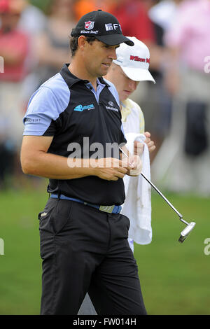 Decatur, Georgia, Vereinigte Staaten von Amerika. 26. September 2009. Padraig Harrington (IRL) und seinem Caddie am ersten Loch während der dritten Runde der PGA Tour Championship die Abschlussveranstaltung des FedEx Cup 2009 im East Lake Golf Club am 26. September 2009 in Decatur, Georgia ZUMA Press/Scott A. Miller © Scott A. Miller/ZUMA Draht/Alamy Live News Stockfoto