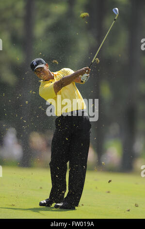Ponte Vedra Beach, Florida, Vereinigte Staaten von Amerika. 8. Mai 2009. Tiger Woods schlägt seinen zweiten Schlag am 10. Loch in der zweiten Runde der Spieler am TPC Sawgrass auf 8. Mai 2009 in Ponte Vedra Beach, Florida.ZUMA Presse/Scott A. Miller © Scott A. Miller/ZUMA Draht/Alamy Live News Stockfoto