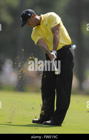 Ponte Vedra Beach, Florida, Vereinigte Staaten von Amerika. 8. Mai 2009. Tiger Woods schlägt seinen zweiten Schlag am 10. Loch in der zweiten Runde der Spieler am TPC Sawgrass auf 8. Mai 2009 in Ponte Vedra Beach, Florida.ZUMA Presse/Scott A. Miller © Scott A. Miller/ZUMA Draht/Alamy Live News Stockfoto