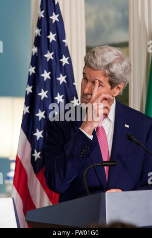 Washington DC, USA. 30. März 2016. Secretary Of State John Kerry und nigerianischen Außenministers Geoffrey Onyeama halten U.S.-Nigeria binationale Kommission Briefing im Vertrag Zimmer des US-Außenministeriums. Bildnachweis: B Christopher/Alamy Live-Nachrichten Stockfoto