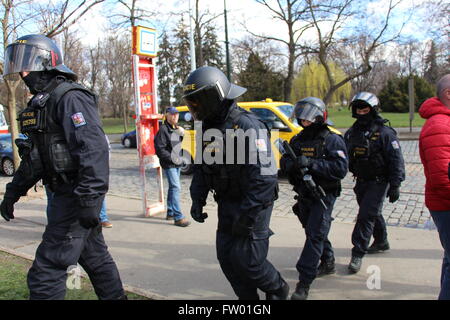 Tschechischen Aufstand, die Polizisten gesehen wurden Bewachung Prag anlässlich Xi Jinping offiziellen Besuch Prag und seine erwarteten Straßenverbindung durch Badeniho Street, dann Chodkova Street in Richtung Pragerburg, Milos Zeman zu treffen. Dies ist Badeniho Street, in der Nähe von Malostranska. Sie können ein ortsansässiger warten auf eine Straßenbahn Straßenbahn Haltestelle Chodkovy Sady sehen. Das gelbe Fahrzeug im Hintergrund ist ein Taxi. Stockfoto