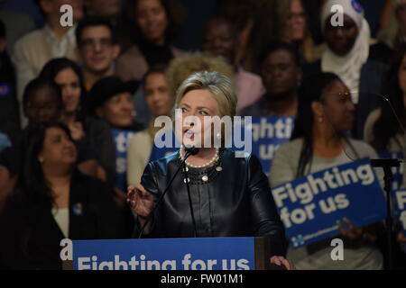 New York City, USA. 30. März 2016. Hillary Clinton auf der Bühne im Apollo Theater. Demokratischen primäre Spitzenreiter Hillary Clinton erschien vor Hunderten von Anhängern in Harlems Apollo Theater zu hören, ihre Probleme wie Einkommensungleichheit & Waffenkontrolle © Andy Katz/Pacific Press/Alamy Live News Stockfoto