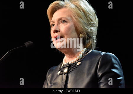 New York City, USA. 30. März 2016. Kandidaten Clinton behebt Probleme auf der Bühne. Demokratischen primäre Spitzenreiter Hillary Clinton erschien vor Hunderten von Anhängern in Harlems Apollo Theater zu hören, ihre Probleme wie Einkommensungleichheit & Waffenkontrolle © Andy Katz/Pacific Press/Alamy Live News Stockfoto