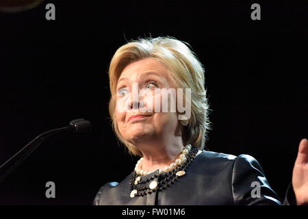 New York City, USA. 30. März 2016. Kandidat expressive während Bemerkungen im Apollo Theater. Demokratischen primäre Spitzenreiter Hillary Clinton erschien vor Hunderten von Anhängern in Harlems Apollo Theater zu hören, ihre Probleme wie Einkommensungleichheit & Waffenkontrolle © Andy Katz/Pacific Press/Alamy Live News Stockfoto