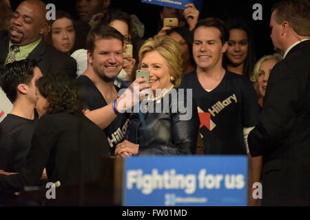 New York City, USA. 30. März 2016. Kandidat hält für Bilder mit Fans auf der Bühne. Demokratischen primäre Spitzenreiter Hillary Clinton erschien vor Hunderten von Anhängern in Harlems Apollo Theater zu hören, ihre Probleme wie Einkommensungleichheit & Waffenkontrolle © Andy Katz/Pacific Press/Alamy Live News Stockfoto